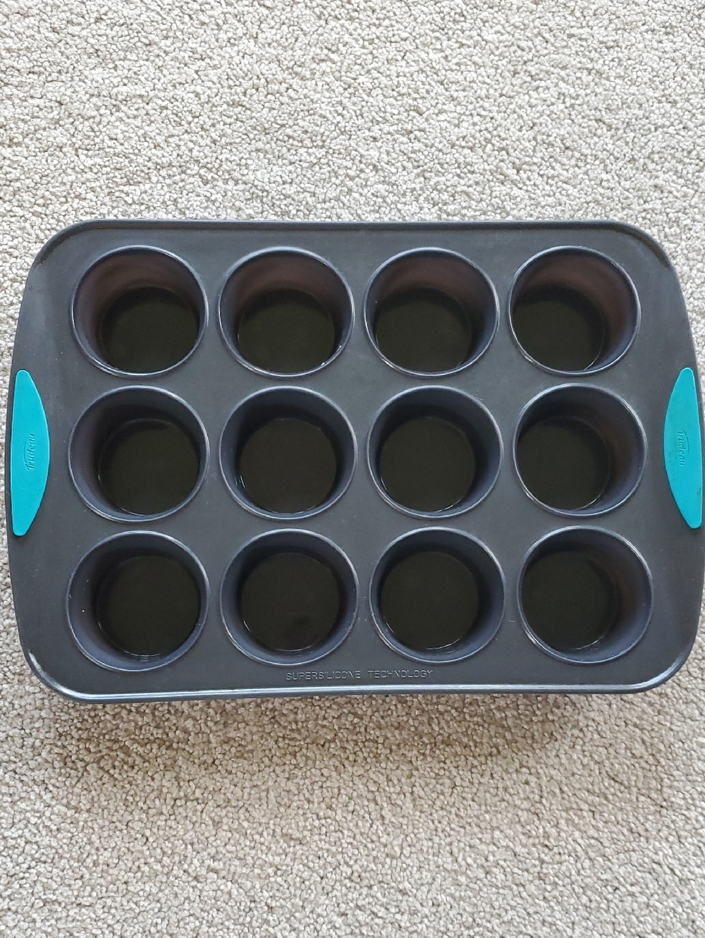 Silicone muffin Pan with Teal Handles - 12-Cup